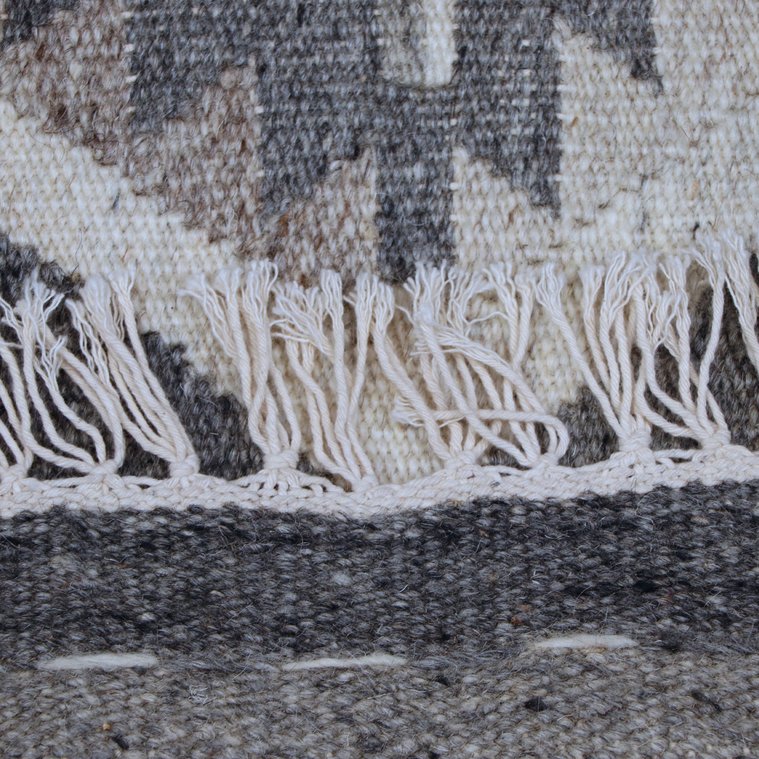 Grey & Ivory Honeycomb Tribal Kilim Rug Design 150 × 200 cm