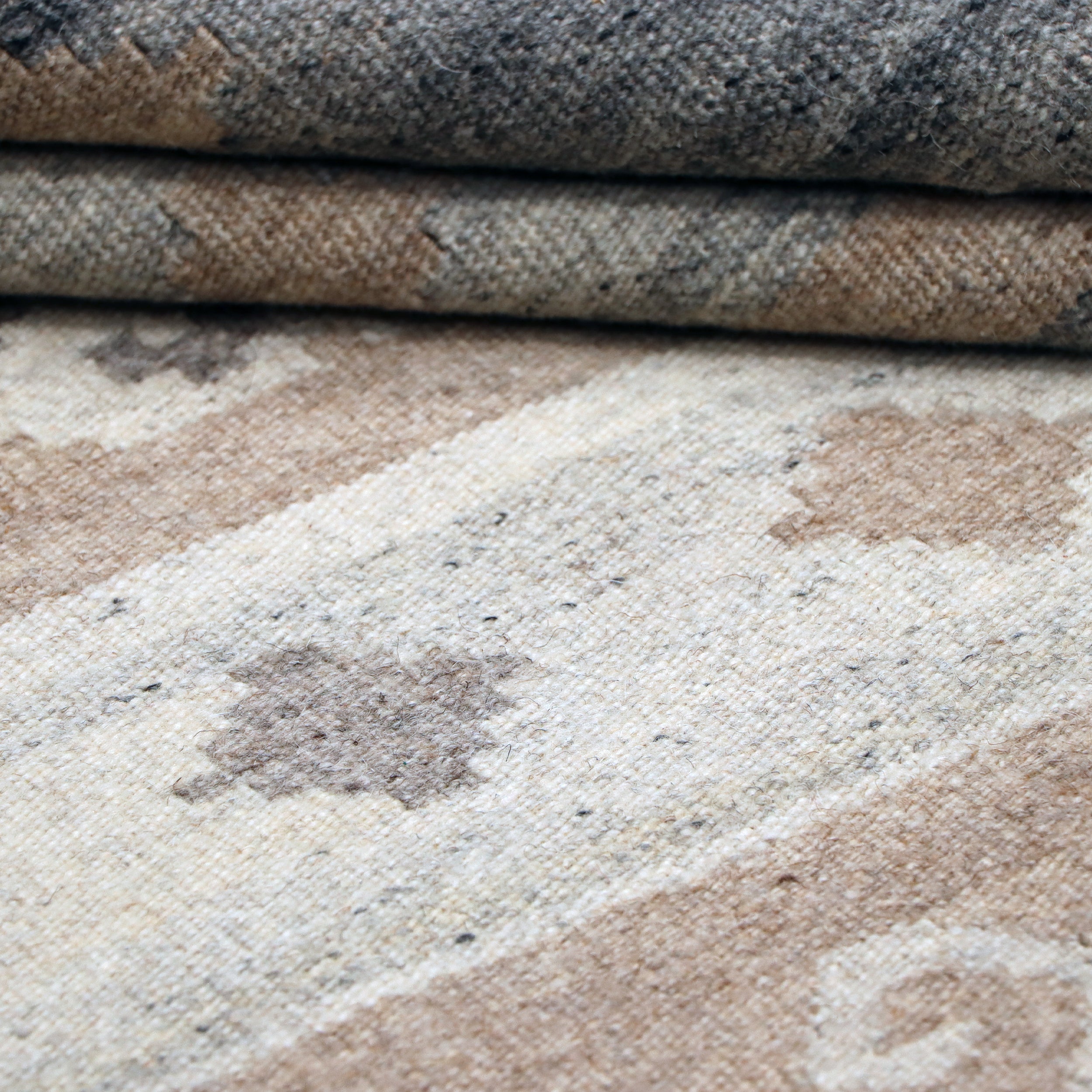 Grey & Beige Tribal Geometric Kilim Rug Design 150 × 200 cm